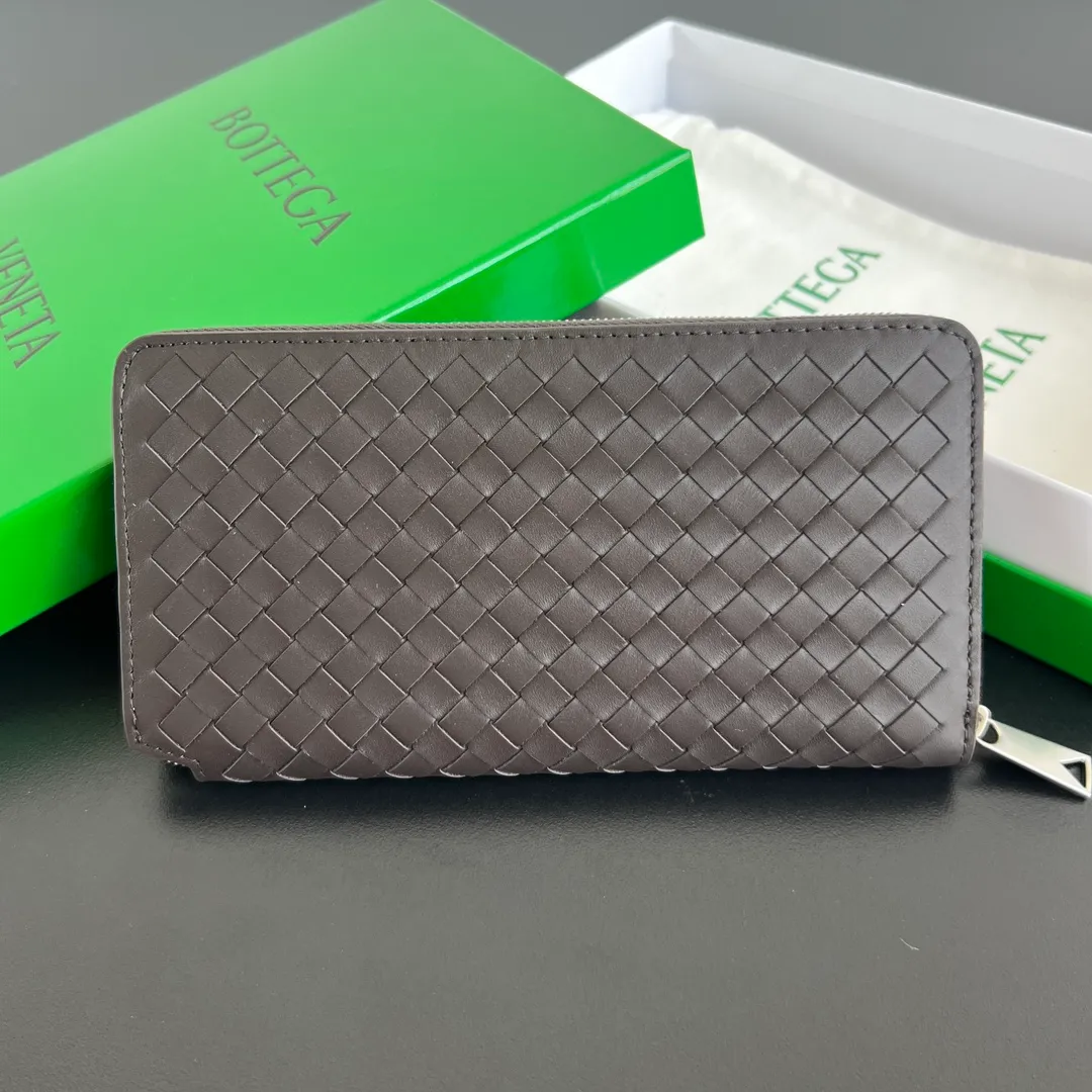 #Bv New Fine Woven Wallet 814680 The beloved small braid is back🎈Made of cowhide braid, soft, comfortable and textured. The detailed internal partition design and high-quality lining material ensure the durability and orderliness of the wallet. It can store cash/cards and other small items. It is very practical. It is enough to take it with you when you go out. This wallet is definitely your best choice. Size: 19x10x2 P1000